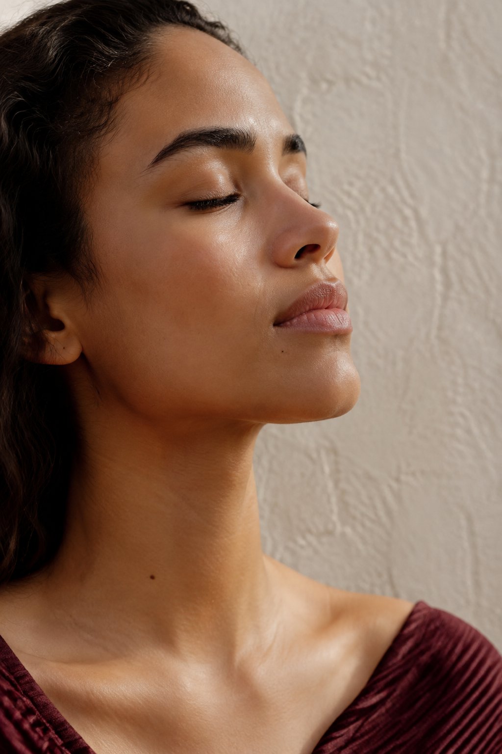 Modelo adulta de perfil com sobrancelhas naturais